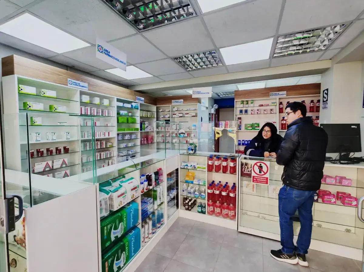 Interior de Andean Farma en Chivay con productos y mostrador