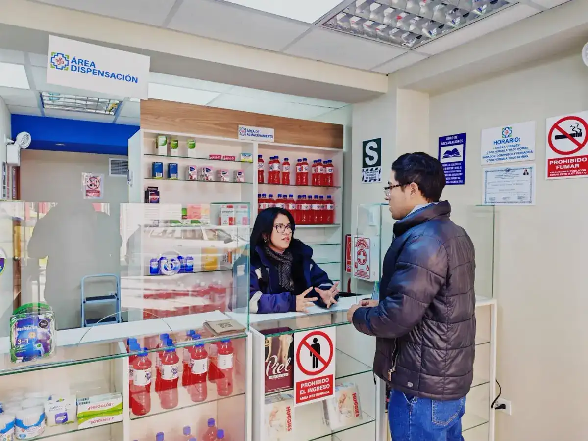 Mostrador y área de dispensación de Andean Farma en Chivay