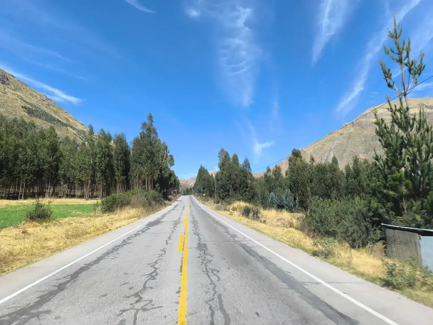 Carretera de la sierra sur del Perú entre montañas