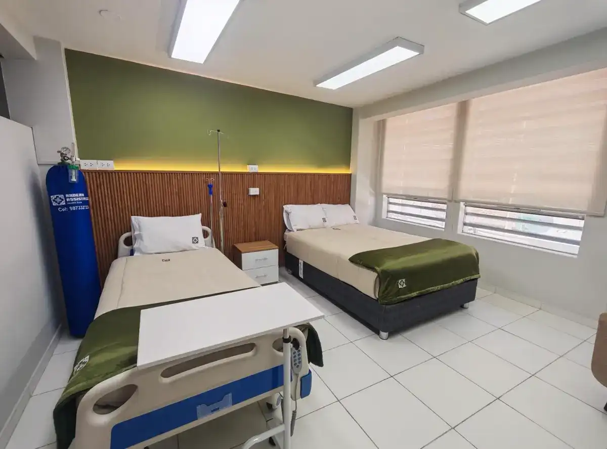 Sala de observación de la sede de Puno con dos camas y oxígeno